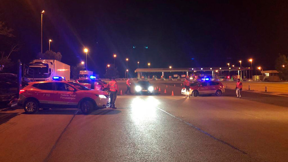 La Policía Foral efectúa un control de tráfico nocturno junto al peaje de la autopista AP15 en Marcilla POLICÍA FORAL 1