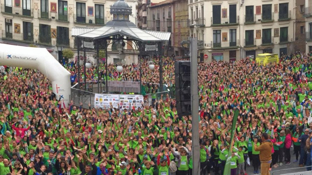 La marcha contra el cáncer organizada en la Ribera de Navarra llenó con miles de personas la plaza de los Fueros de Tudela Foto AECC