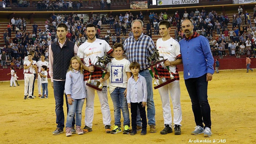 Los navarros David Morella, de Arguedas, y Roberto Constanza, de Orkoien, con el premio de campeones de España en Zaragoza. ALBERTO ARELIZALDE