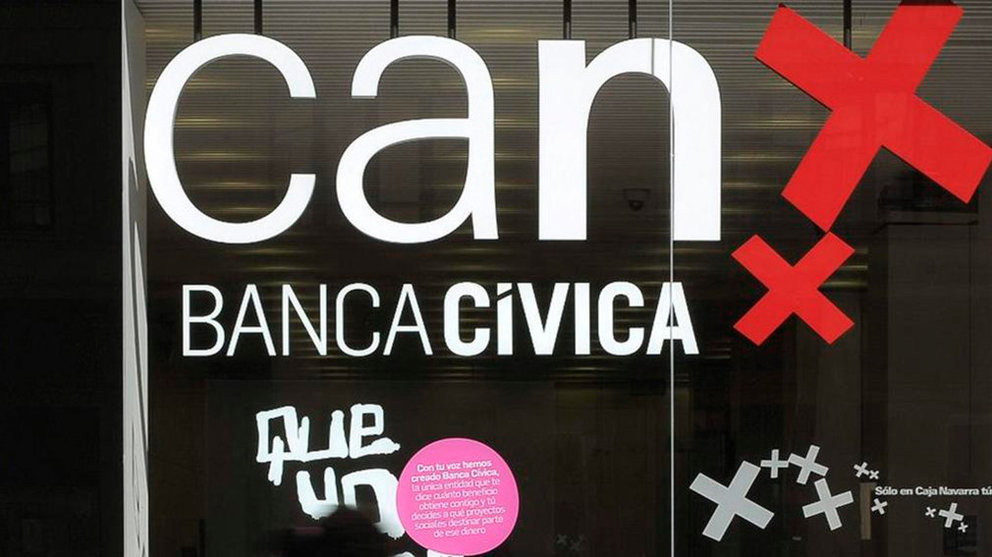 Imagen de uno de los antiguos carteles de Caja Navarra, una vez integrada en Banca Cívica antes de ser absorvida por CaixaBank Archivo EFE