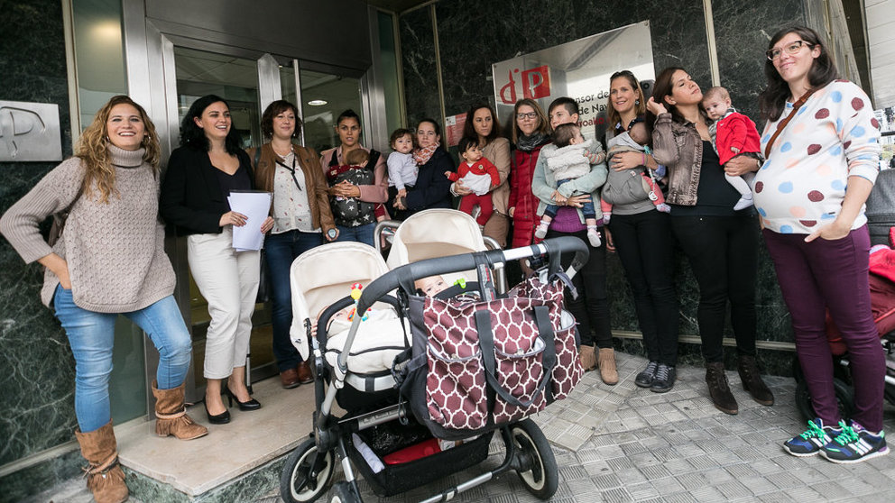 Una representación de las madres y padres que reclaman la devolución del IRPF de las prestaciones por maternidad se reúne con el Defensor del Pueblo de Navarra (24). IÑIGO ALZUGARAY