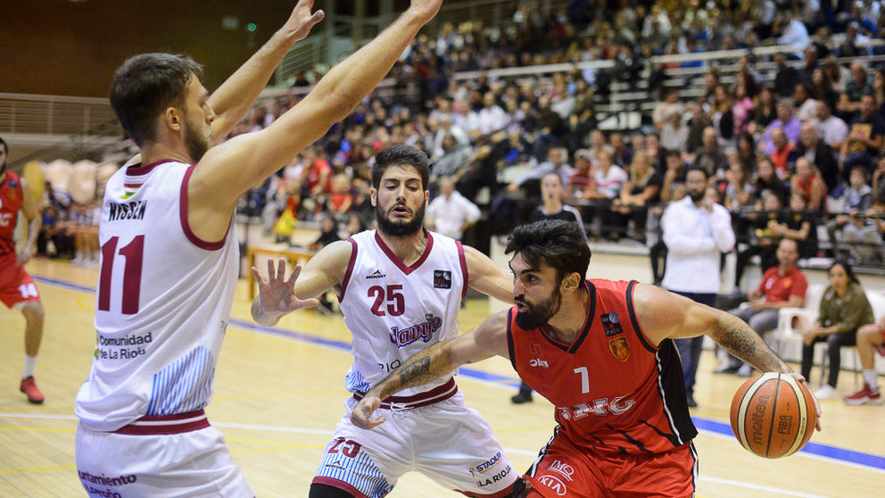 Partido entre Basket Navarra -  Bodegas Rioja en el Pabellón Arrosadía de Pamplona. PABLO LASAOSA 10