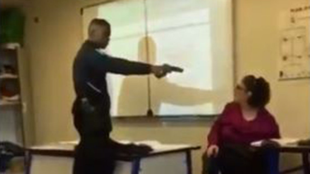 Un alumno apunta con una pistola a su profesora en Francia TWITTER