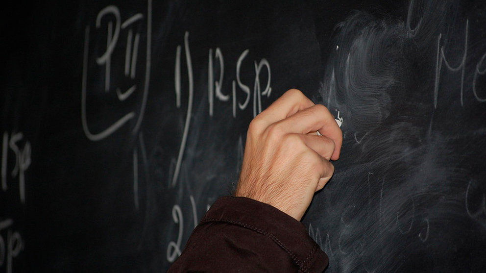 Un profesor escribe una ecuación en la pizarra de la clase de un colegio. ARCHIVO