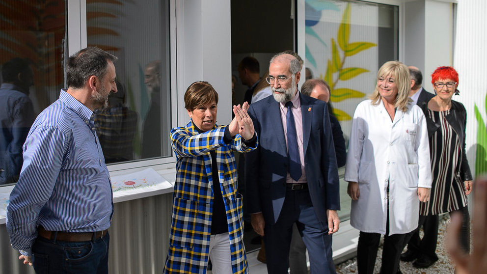 La presidenta de Navarra, Uxue Barkos junto al consejero Domínguez, visitan el nuevo centro de salud de Aranguren. PABLO LASAOSA 04