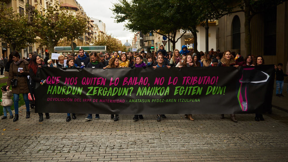 Manifestación convocada por un grupo de madres navarras para reclamar la devolución del IRPF correspondiente a los permisos de maternidad disfrutados desde 2014. IÑIGO ALZUGARAY