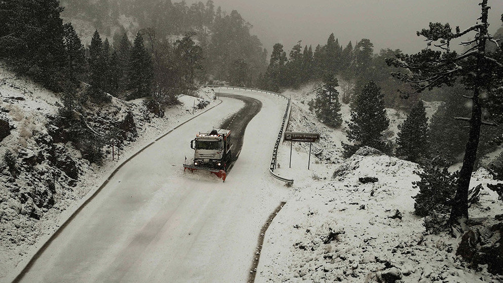 GRAF5878. BELAGOA (PAMPLONA) (ESPAÑA), 27/10/2018.-Un camión quitanieves despeja la NA-137 en el puerto de Belagoa, donde las carreteras se han visto cubiertas de nieve en el primer temporal de invierno. La cota de nieve se situará entre los 1.200-1.400 metros y bajará al final del día hasta 900-1.000 metros, anuncia la Agencia Estatal de Meteorología, que prevé viento del noroeste, más intenso en La Ribera.- EFE/Jesús Diges