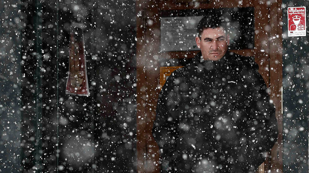 Una hombre observa desde la puerta de un bar de Roncesvalles la nieve que cae en una jornada marcada por el temporal de frío, proclive al aumento de catarros en esta época del año. EFE/Jesús Diges