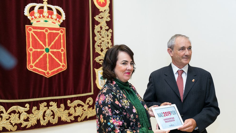 El consejero de Hacienda y Política Financiera, Mikel Aranburu, entrega a la presidenta del Parlamento, Ainhoa Aznárez, el proyecto de Presupuestos Generales de Navarra 2019. IÑIGO ALZUGAR (8)