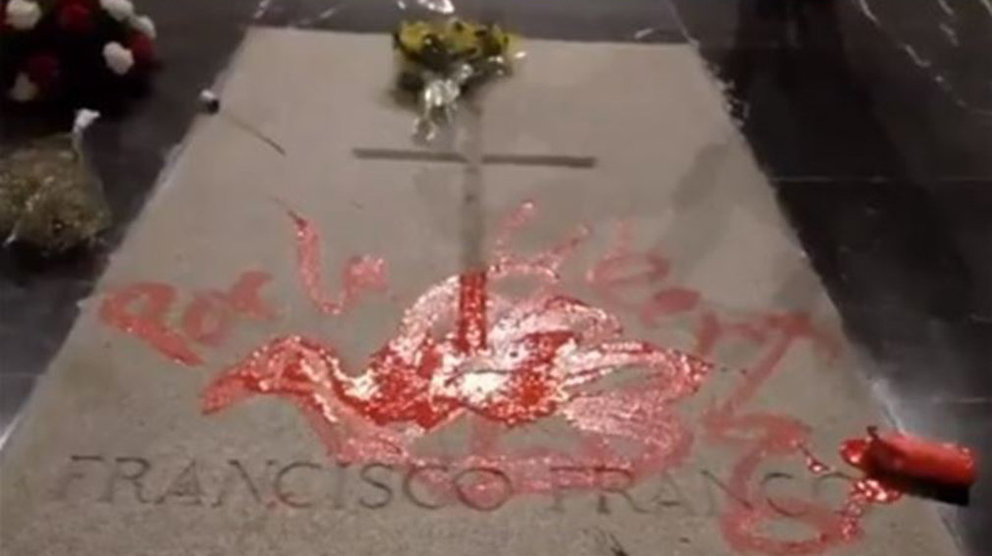 Imagen de la paloma pintada en rojo sobre la tumba de Franco EUROPA PRESS