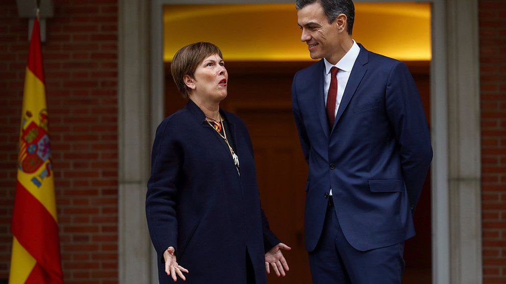 GRAF8887 MADRID, 31/10/2018.-El presidente del Gobierno, Pedro Sánchez,d., recibe a la presidenta de Navarra, Uxue Barkos, en el Palacio de La Moncloa. . EFE/Emilio Naranjo