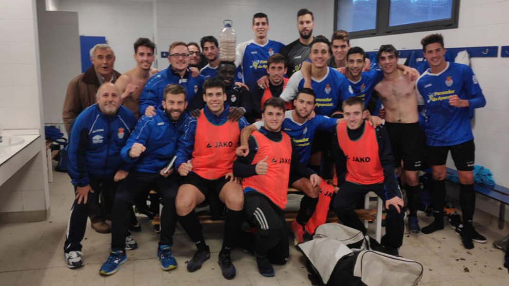 Los jugadores de la Peña Sport celebran su victoria sobre el Cantolagua en el vestuario. Twitter Peña Sport.