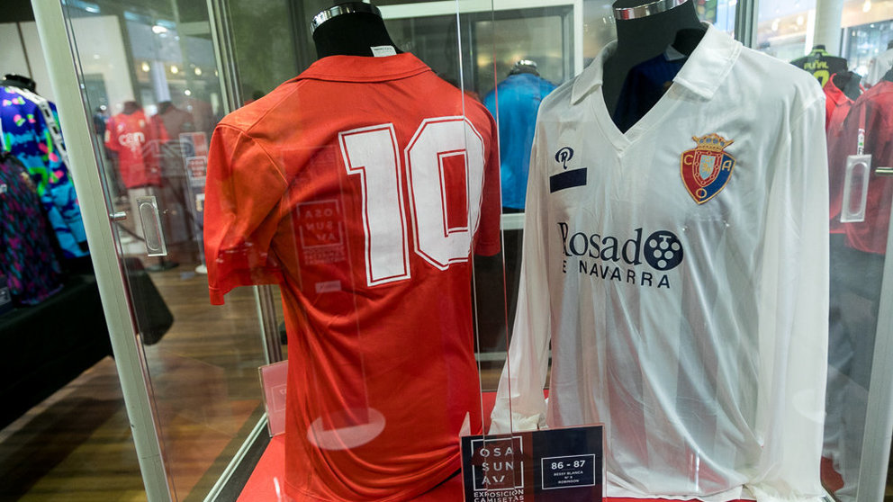 Exposición de camisetas de Osasuna en el Centro Comercial Itaroa (09). IÑIGO ALZUGARAY
