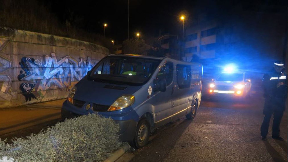Así ha quedado la furgoneta conducida por un hombre borracho que ha sufrido un accidente al saltarse la glorieta de Olite, en Tudela, y se ha estrellado contra los setos POLICÍA LOCAL TUDELA