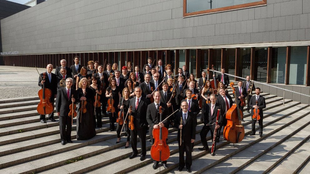 Integrantes de la Orquesta Sinfónica de Navarra posando en el Baluarte CEDIDA