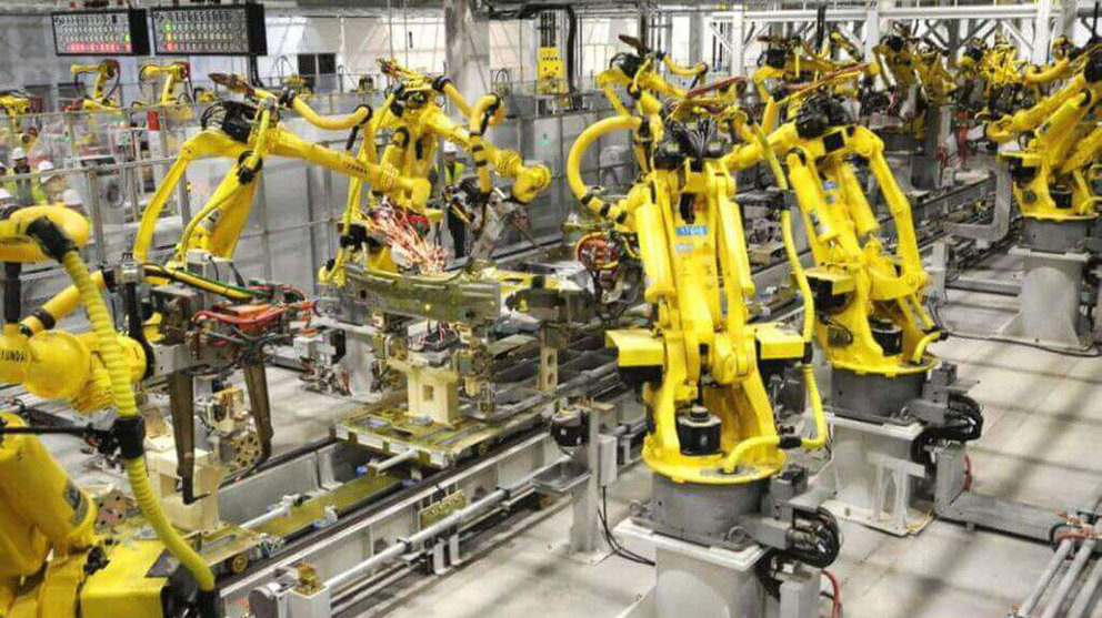 Imagen de varios robots en una fábrica de coches. ARCHIVO