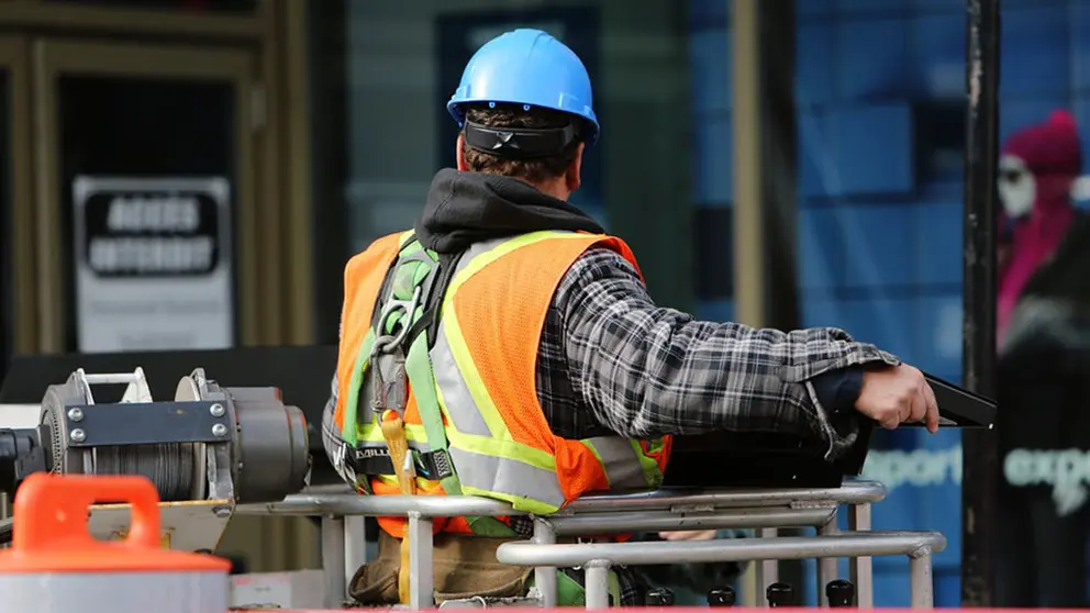 Imagen de un trabajador de la construcción con un casco y arneses como medidas de protección ante posibles accidentes laborales ARCHIVO