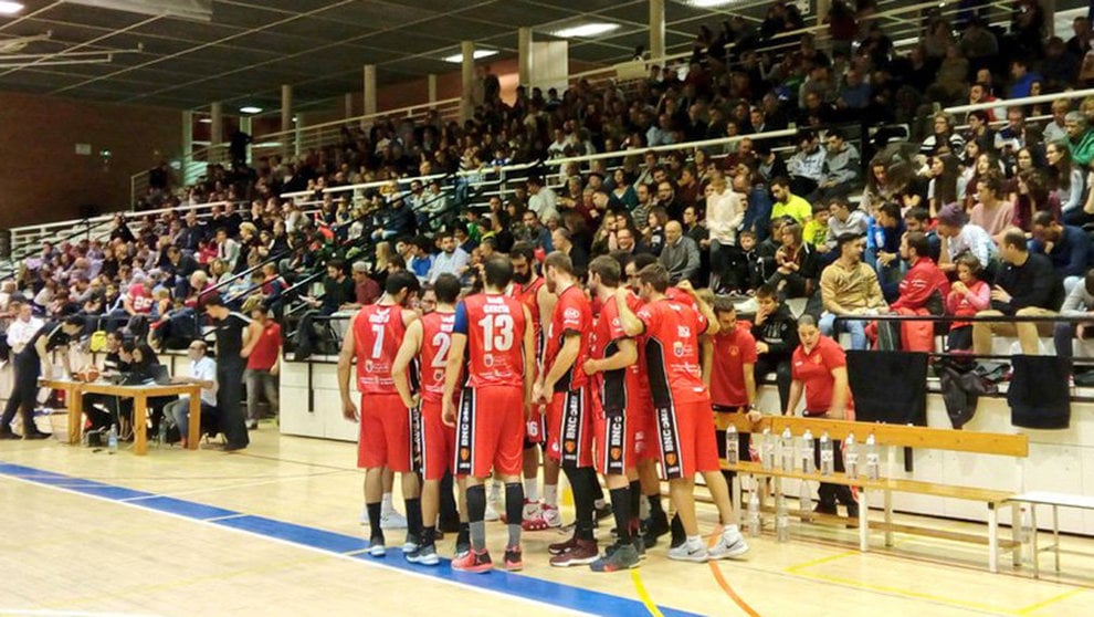Tiempo muerto del Basket Navarra en Arrosadía. Twitter B. Navarra.