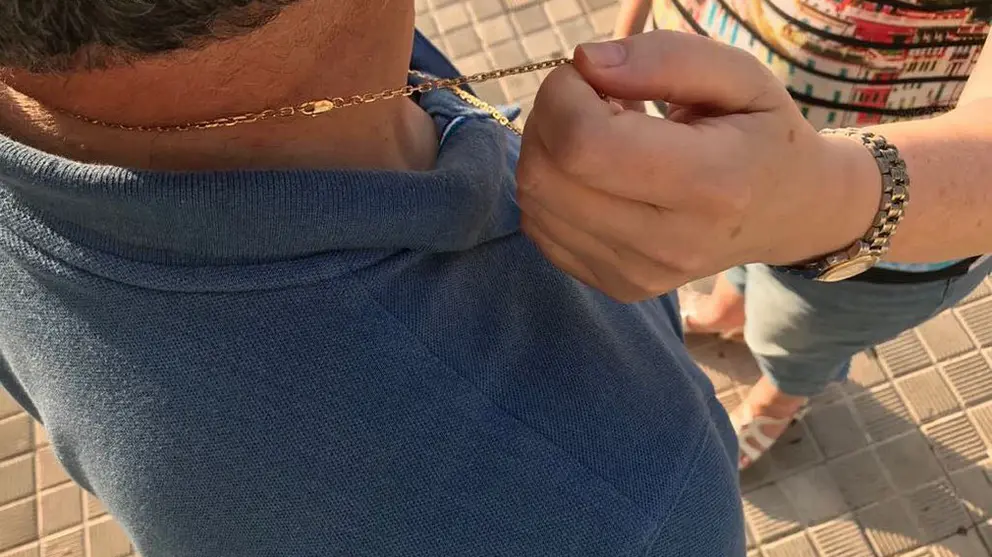Una persona es v&iacute;ctima de robo mediante el modus operandi del abrazo, empleado para hurtar joyas y especialmente cadenas de oro. POLIC&Iacute;A MUNICIPAL DE PAMPLONA
