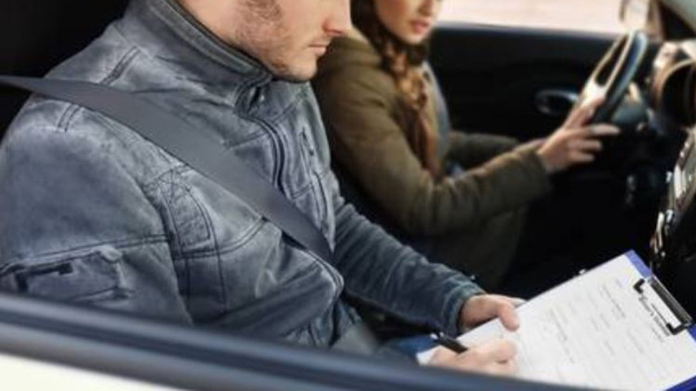 Un profesor de autoescuela toma apuntes en el asiento del copiloto mientras una alumna conduce el coche ARCHIVO