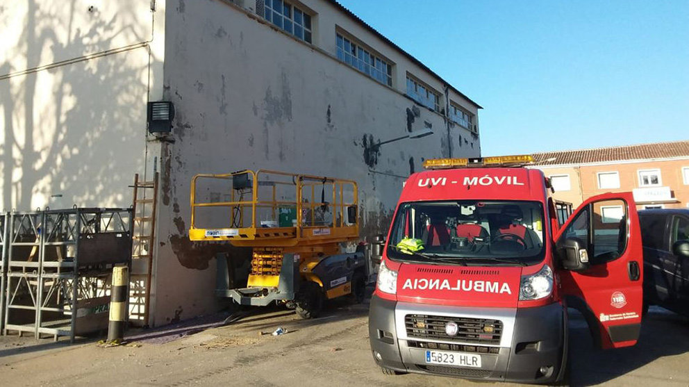 La ambulancia que ha trasladado de urgencia al trabajador herido al sufrir una descarga eléctrica en Pamplona BOMBEROS DE NAVARRA