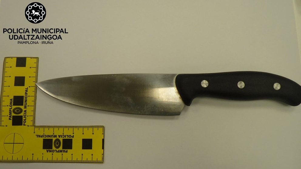 Imagen del cuchillo con el que agredieron a un joven en Pamplona POLICÍA MUNICIPAL