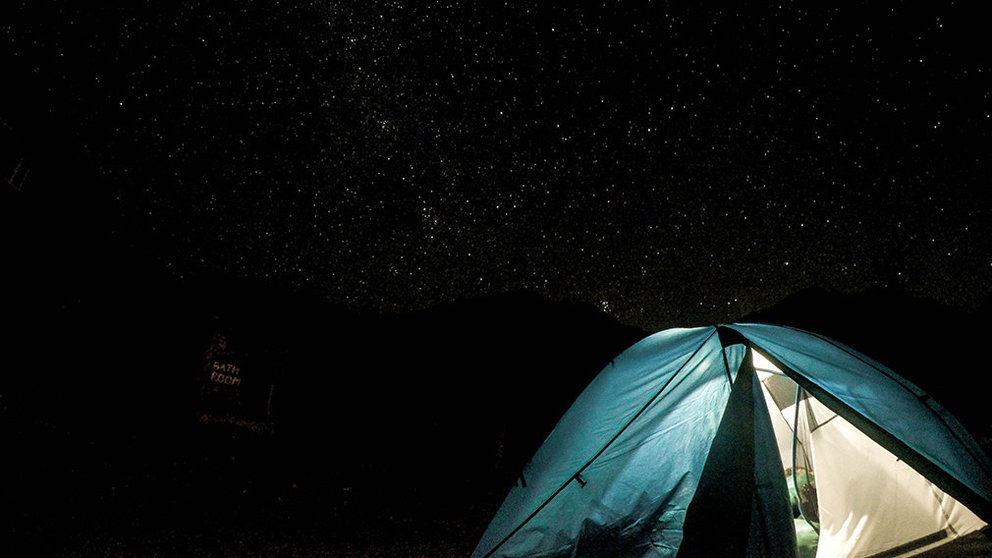 Dormir a la luz de las estrellas. Photo by Sumohit Singh