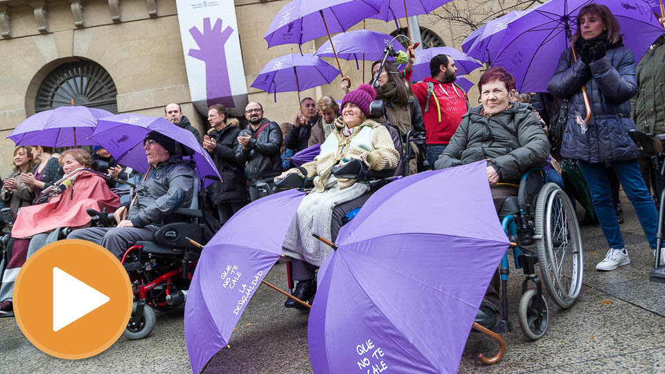 Concentración de 2017 con paraguas violetas con el lema Que no te cale la desigualdad, para visibilizar la mayor prevalencia de la violencia en mujeres con discapacidad IÑIGO ALZUGARA
