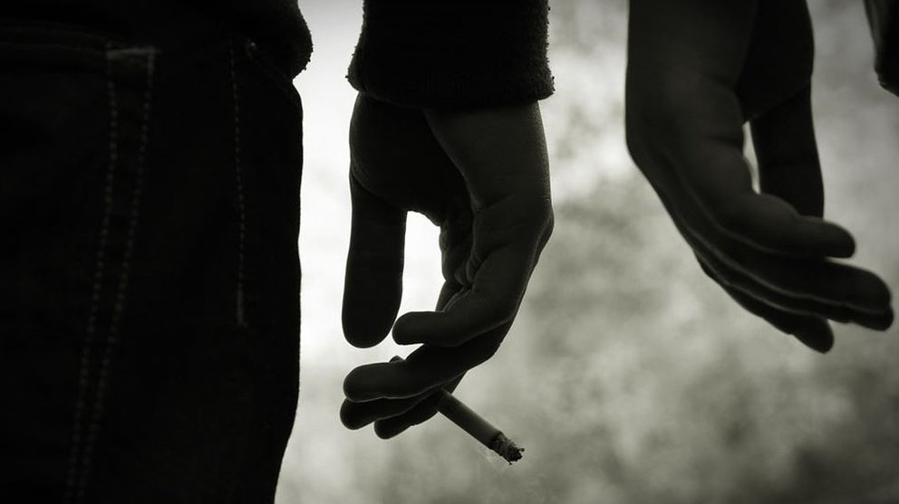 Un joven fuma un cigarrillo ARCHIVO