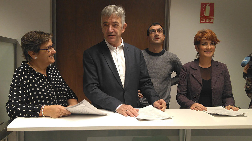 Marisa de Simón (Izquierda-Ezkerra), Koldo Martínez (Geroa Bai), Rubén Velasco (Podemos-Orain Bai) y Bakartxo Ruiz (Bildu) presentan el acuerdo del cuatripartito para aprobar sus presupuestos. EP