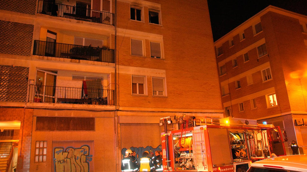 Los bomberos ante la casa en cuyo tercer piso se ha producido el incendio GOBIERNO DE NAVARRA