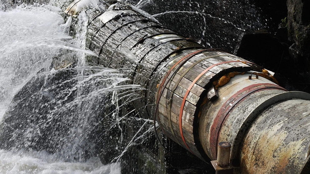 Imagen de una tubería reventada y con varias fugas de agua ARCHIVO