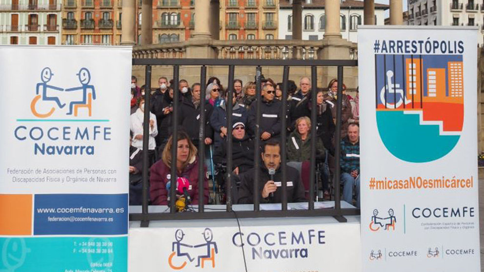 Arrestópolis, la iniciativa de Cocemfe en Pamplona para denunciar la situación de encarcelamiento que sufren muchas personas discapacitadas en los edificios de sus viviendas COCEMFE