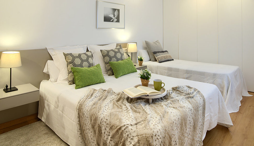 Imagen del dormitorio de uno de los apartamentos del nuevo edificio de Bed4U abierto en el centro de Tudela BED4U HOTELS