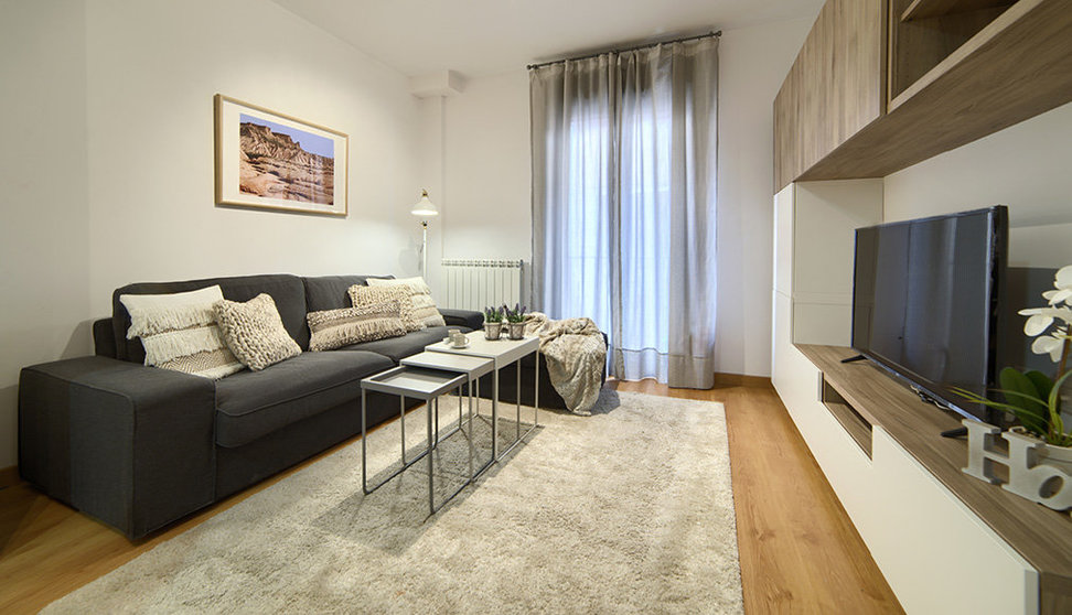 Imagen del salón de uno de los apartamentos del nuevo edificio de Bed4U abierto en el centro de Tudela BED4U HOTELS