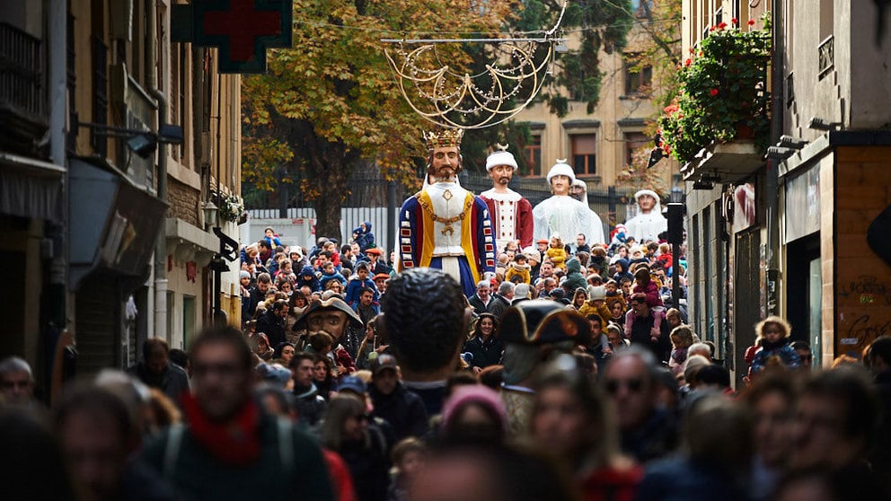 La comparsa de Gigantes y Cabezudos de Pamplona sale en la festividad de San Saturnino. MIGUEL OSÉS 7