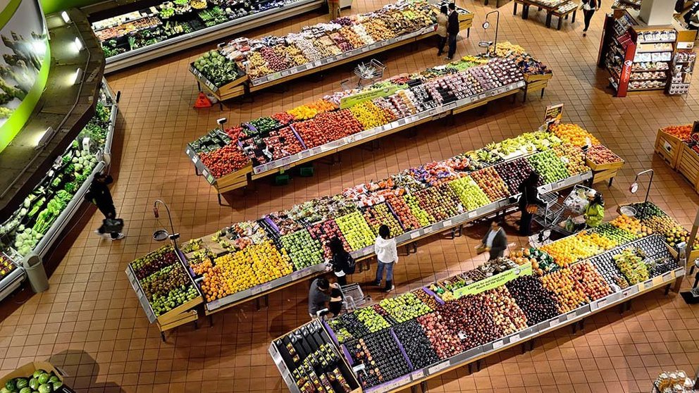 Un supermercado ofrece a los clientes sus productos.
