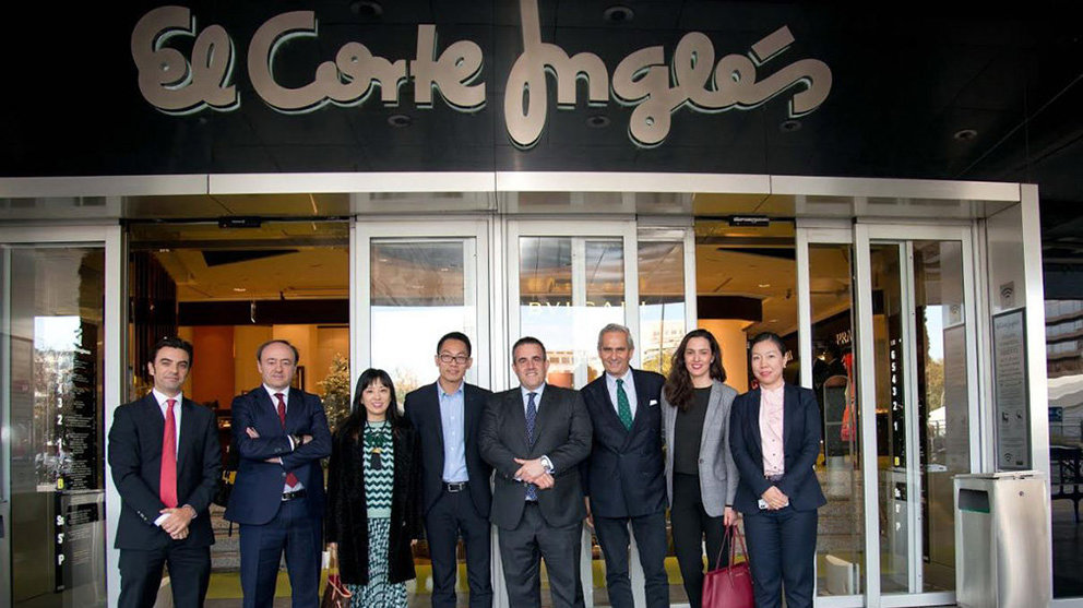 El consejero delegado de El Corte Inglés y el director de Alibaba para el sur de Europa posan con los equipos de ambas compañías