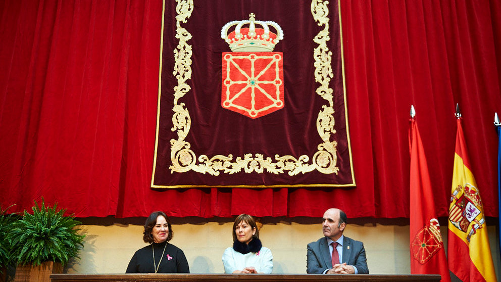 La presidenta del Gobierno de Navarra, Uxue Barkos, preside el acto institucional central del Día de Navarra 2018, con la entrega de la medalla a la asociación SARAY. MIGUEL OSÉS 3
