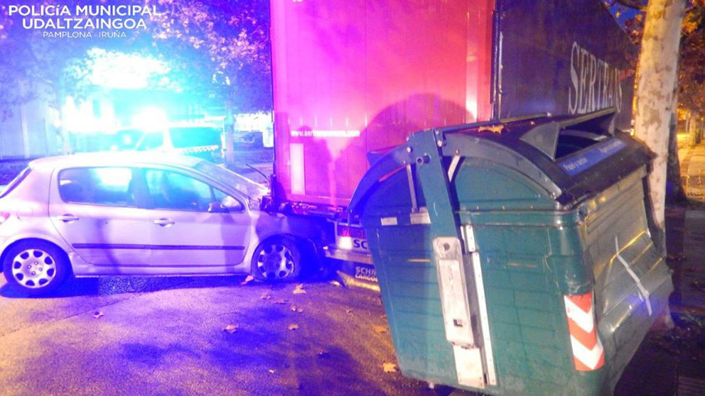 Imagen del coche que ha sufrido un accidente al estrellarse contra un camión en el polígono Agustinos POLICÍA MUNICIPAL DE PAMPLONA