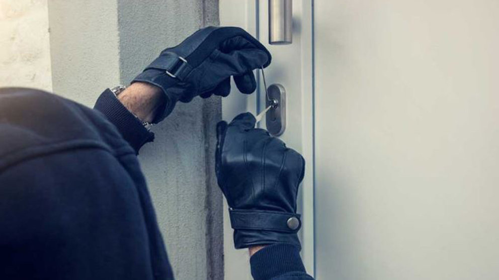 Un ladrón entra a robar por la puerta de un piso ARCHIVO