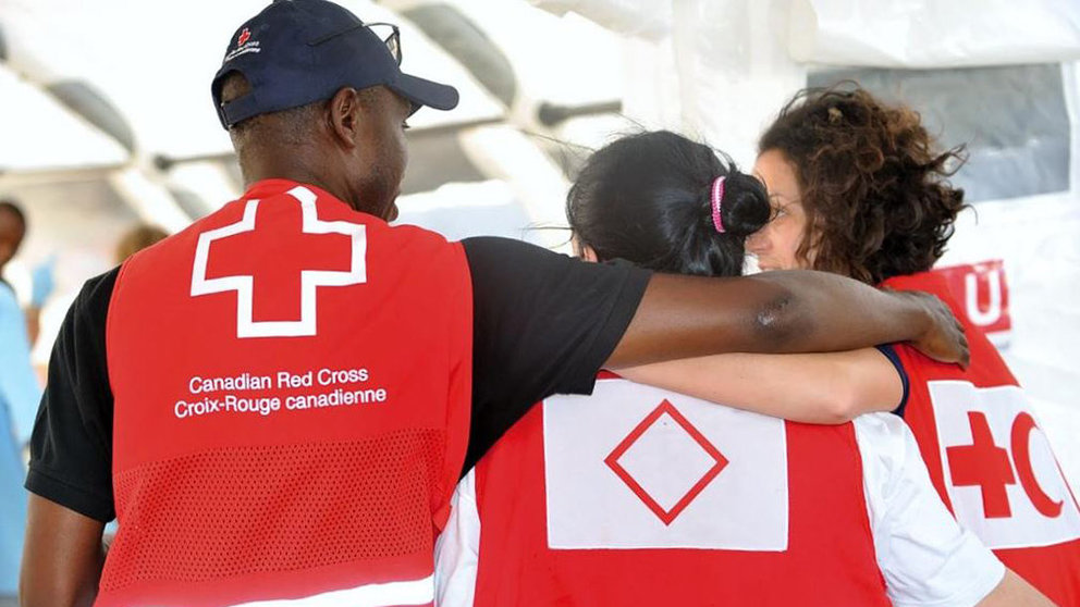 Varias personas que colaboran con Cruz Roja. CEDIDA