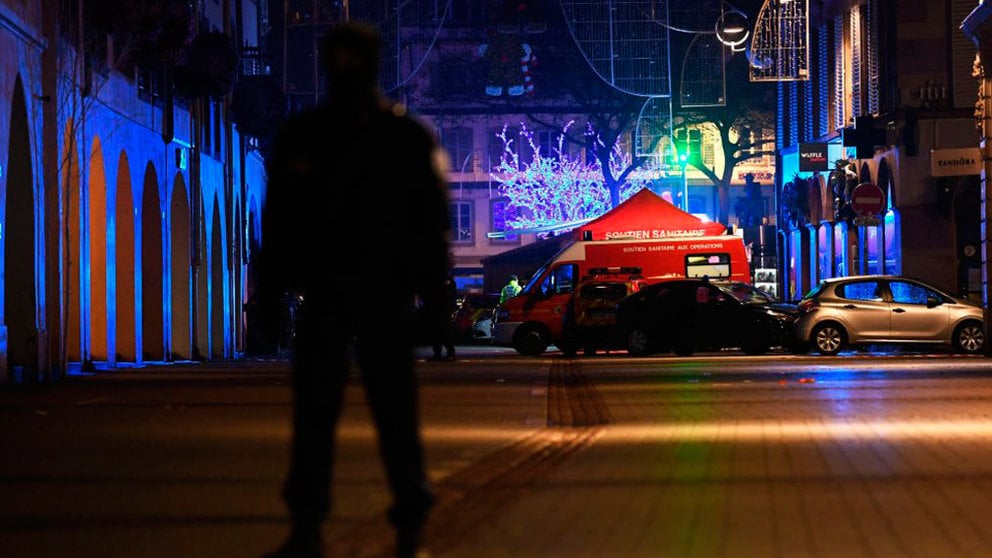 Un policía vigila el centro de Estrasburgo tras el tiroteo en una mercado de Navidad EFE