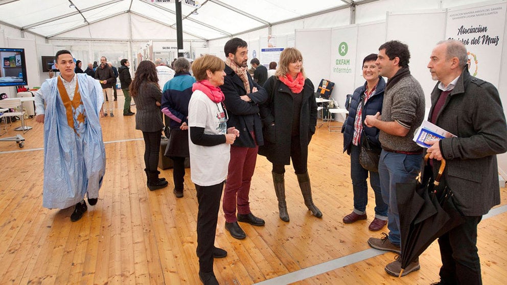 La consejera Ana Ollo escucha junto a Álvaro Baraibar las explicaciones de los organizadores del encuentro de las asociaciones navarras GOBIERNO DE NAVARRA