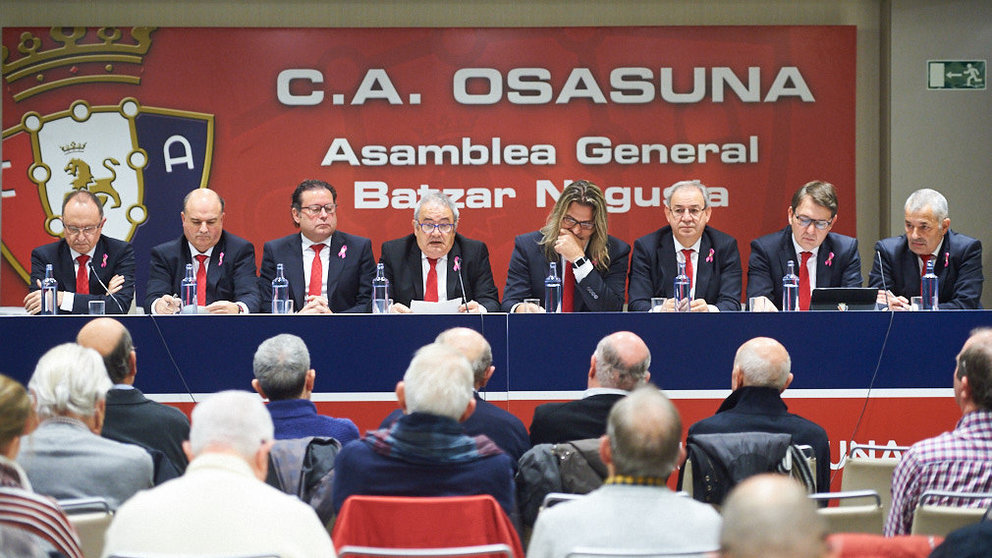 Osasuna celebra una asamblea general para someter a la decisión de los socios compromisarios la aprobación o no del nuevo presupuesto elaborado por la junta directiva. MIGUEL OSÉS 8