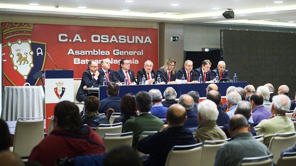 Osasuna celebra una asamblea general para someter a la decisión de los socios compromisarios la aprobación o no del nuevo presupuesto elaborado por la junta directiva. MIGUEL OSÉS.