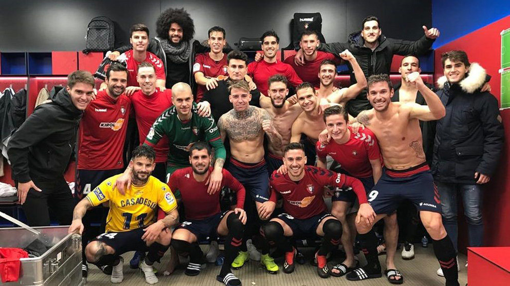 Los jugadores rojillos celebran la victoria en su vestuario. Twitter CA Osasuna
