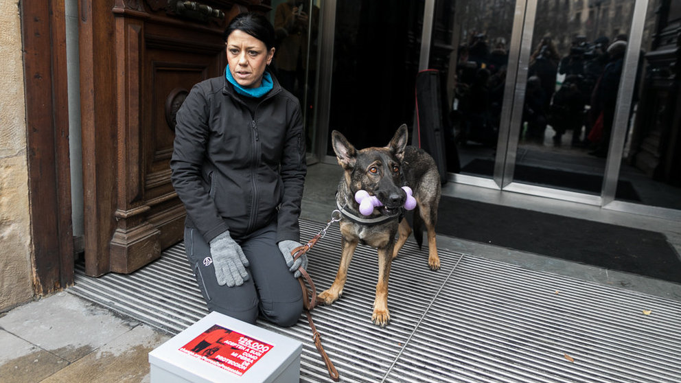 Una mujer víctima de violencia machista entrega 125.000 firmas en el Parlamento de Navarra para que le permitan regular la situación de Sugi, su perra de protección (06). IÑIGO ALZUGARAY