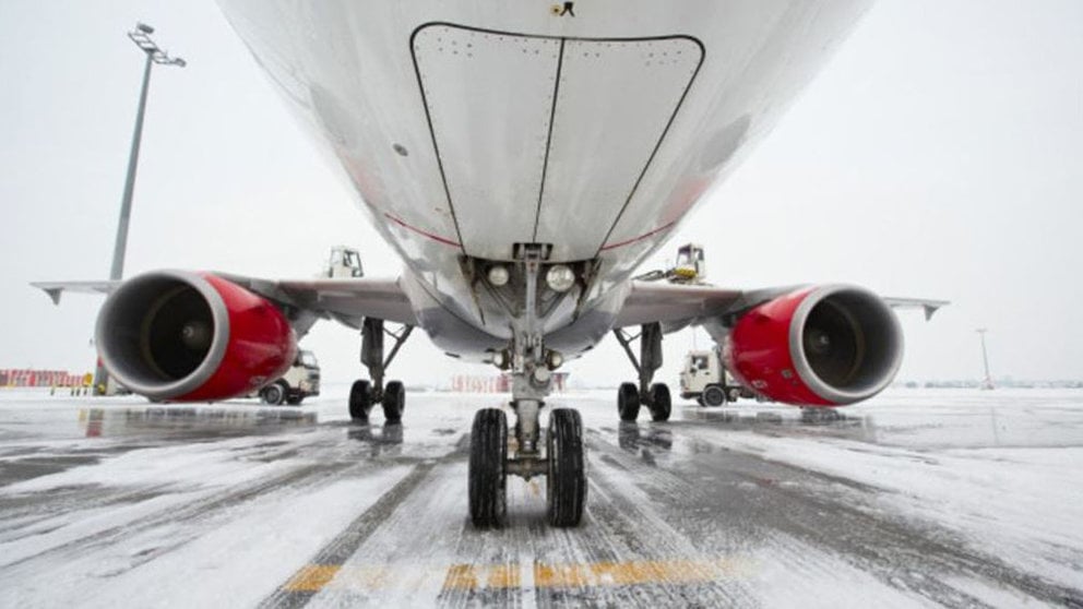 Un avión en un aeropuerto con hielo y nieve ARCHIVO