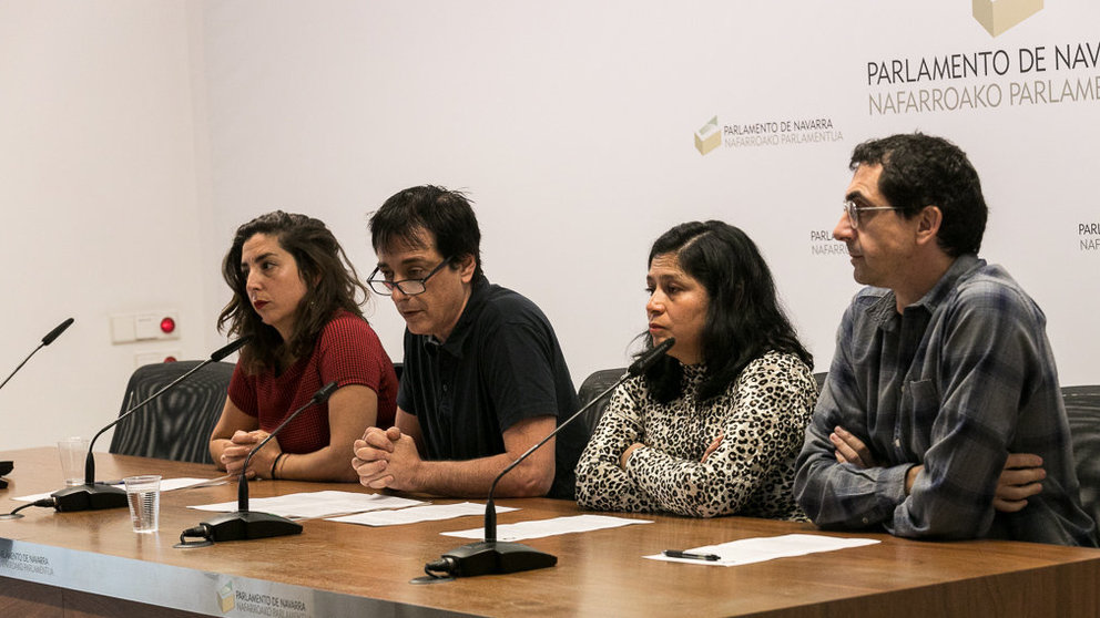 Los parlamentarios de Orain Bai explican las razones de la exclusión de los tres parlamentarios oficialistas del grupo de Podemos (28). IÑIGO ALZUGARAY